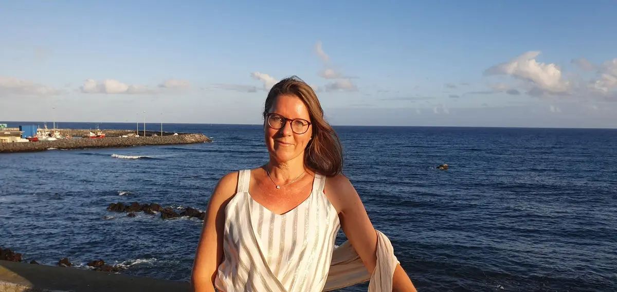 Corinne Rennerts aan zee bij zonsondergang