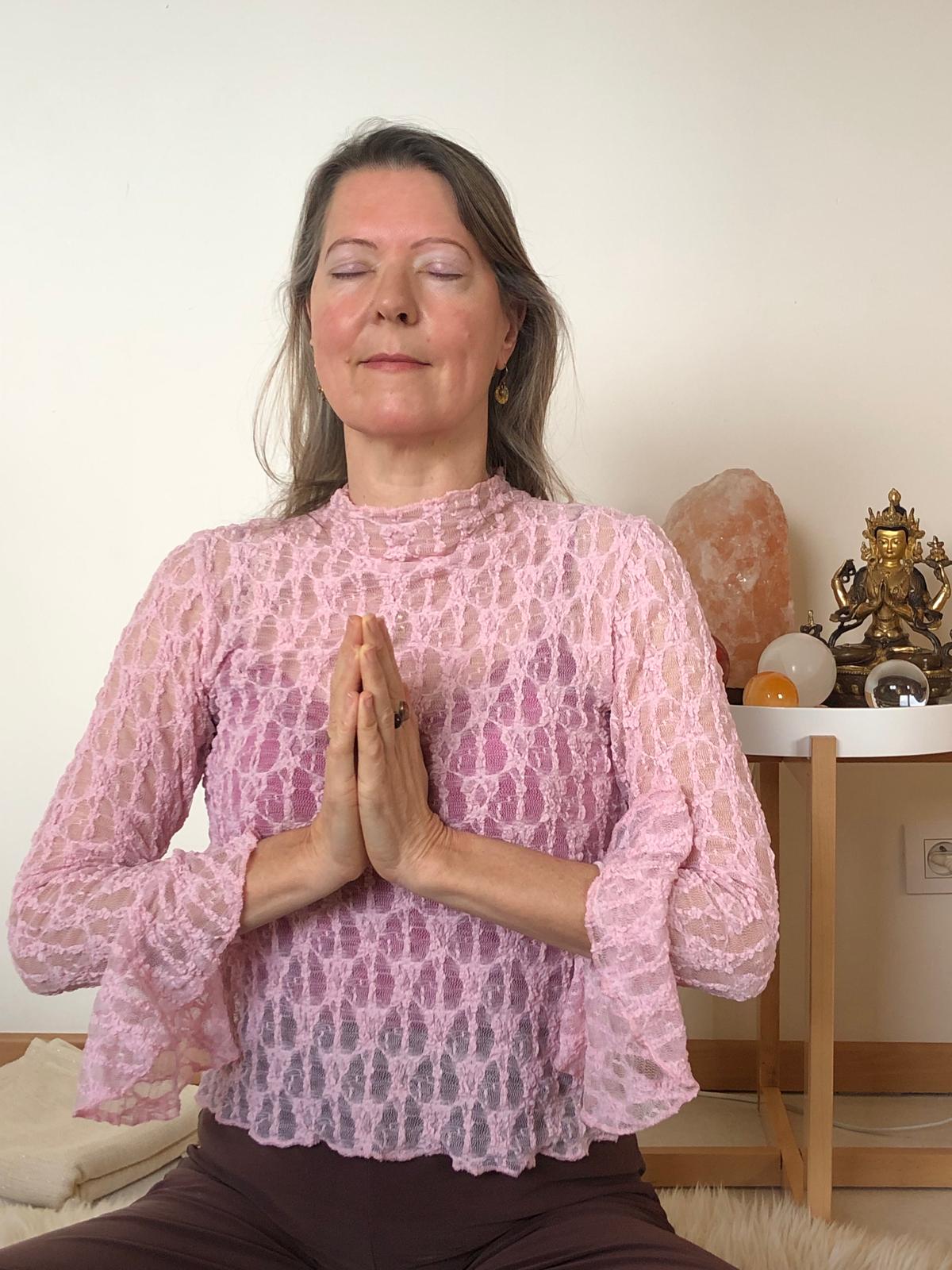 Vrouw in meditatiehouding tijdens Adi Shakti Yoga